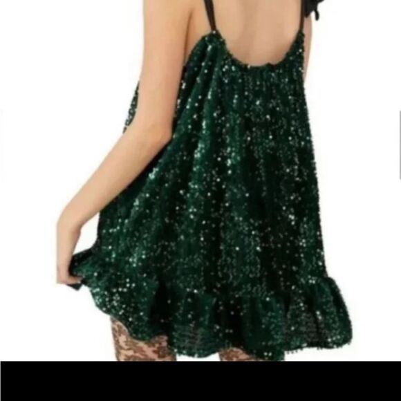 Free People Nova Convertible Sequin Mini
Size L,XS green
NWOT - Picture 7 of 11